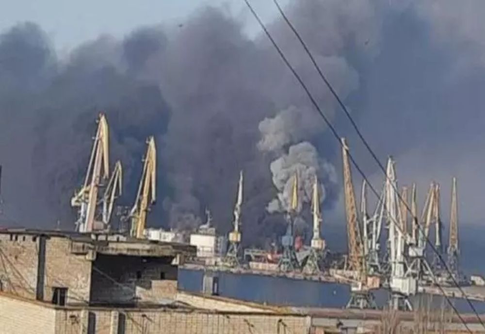 Război în Ucraina. Incendiu puternic în portul Berdiansk - Rușii ar fi aruncat în aer mai multe rezervoare cu combustibil 
