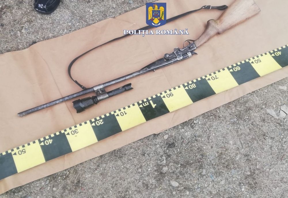 Percheziții la braconieri! Au împușcat o căprioară, cu o armă de vânătoare artizanală