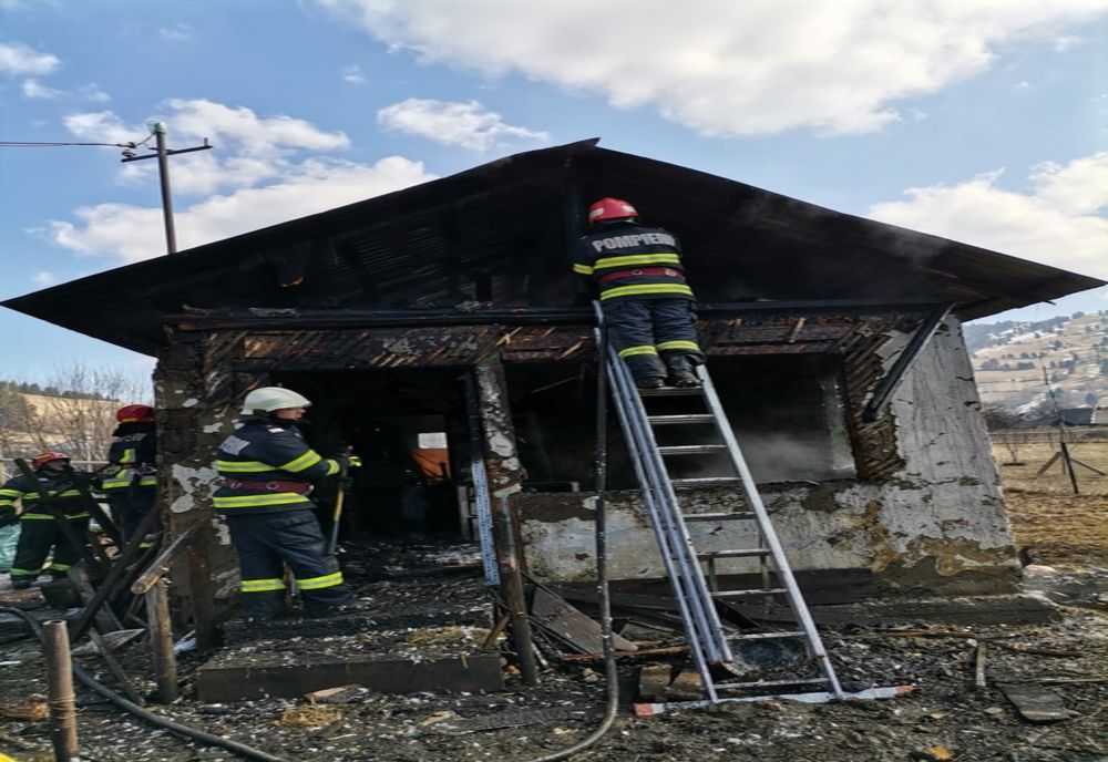 O femeie a rămas fără locuință din cauza unei lumânări lăsată nesupravegheată