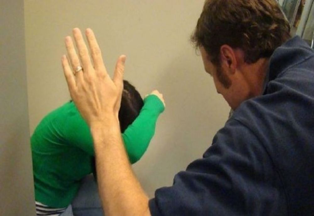 Un bărbat și-a bătut sora în fața părinților. Polițiștii l-au reținut după ce individul a încălcat un ordin de protecție