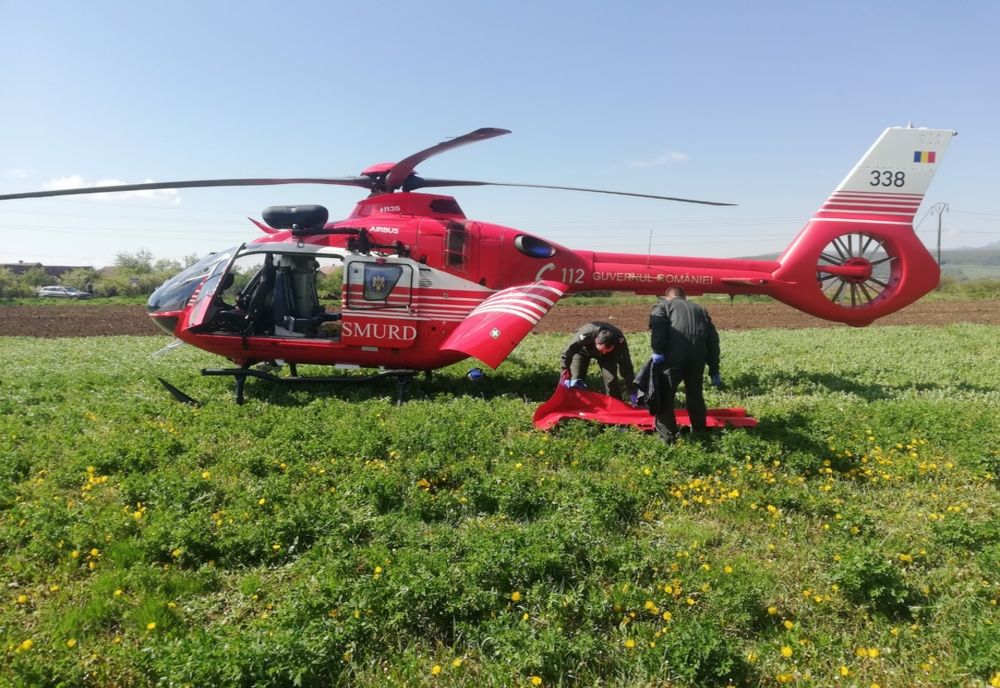 Strivit sub un utilaj agricol. A fost solicitat elicopterul 