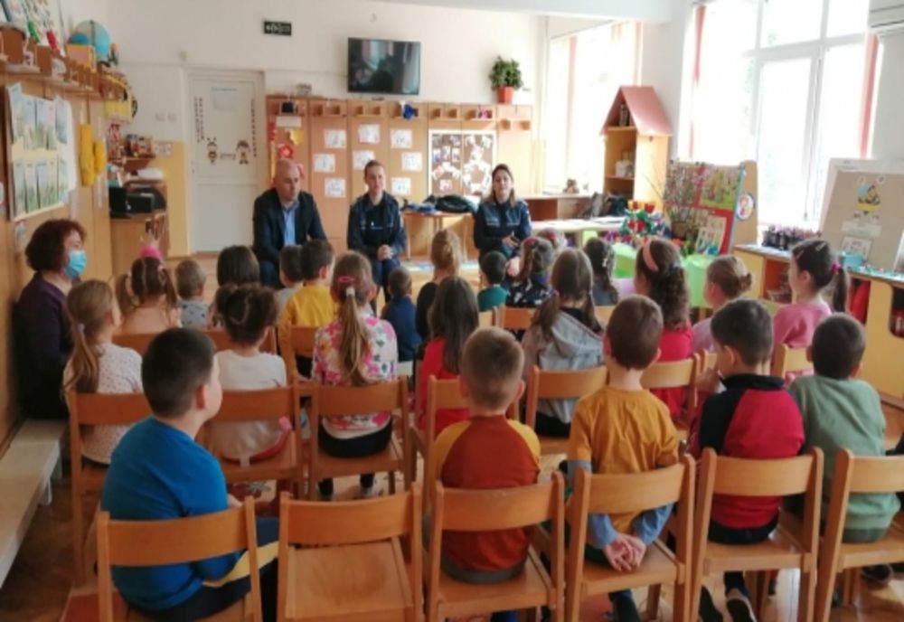 Preșcolarii, vizitați de polițiști și învățați regulile despre siguranță