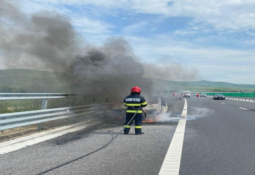 Autoturism în flăcări pe A10 