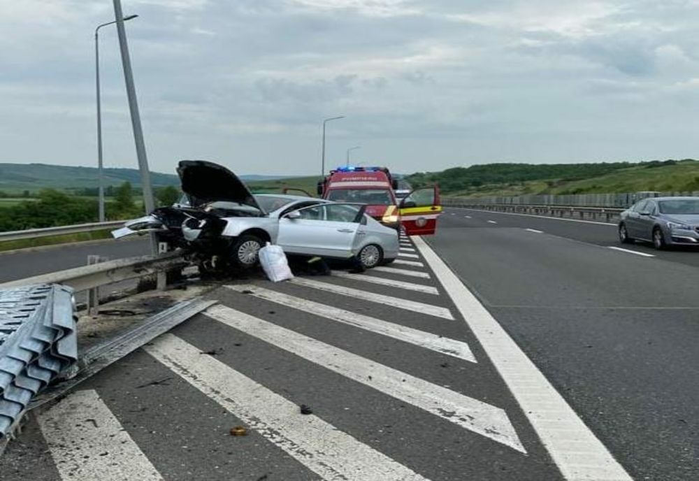 Un autoturism a intrat într-un parapet pe A1