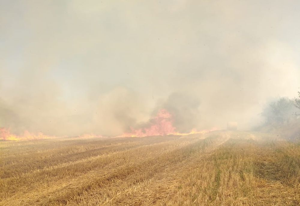 O balotieră a luat foc la ieșirea din Aiud. Pompierii intervin pentru stingere - VIDEO