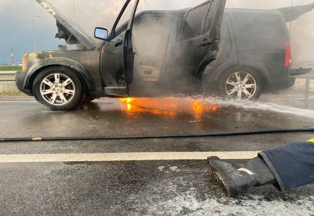 O mașină a luat foc pe A10