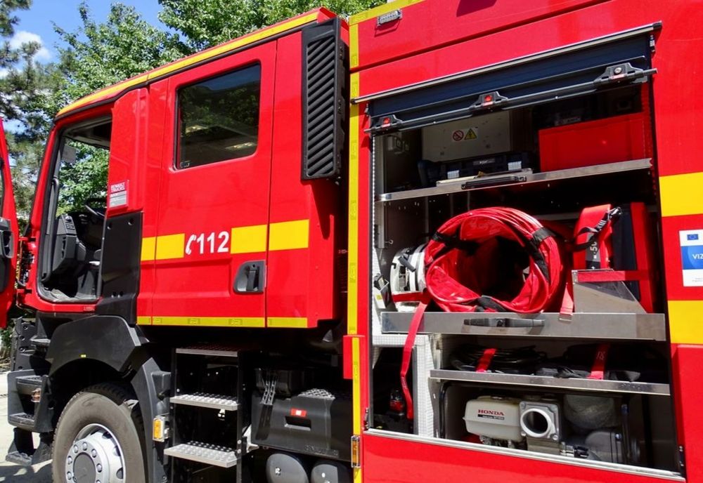 Două echipaje de pompieri intervin la Mahaceni pentru a stinge un incendiu care amenință mai multe locuințe