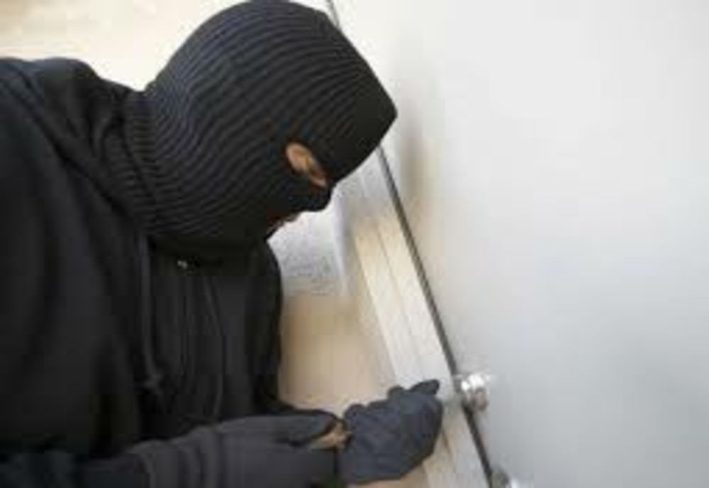 Un hoț cu ”chei potrivite” și-a ascuns prada în tufe