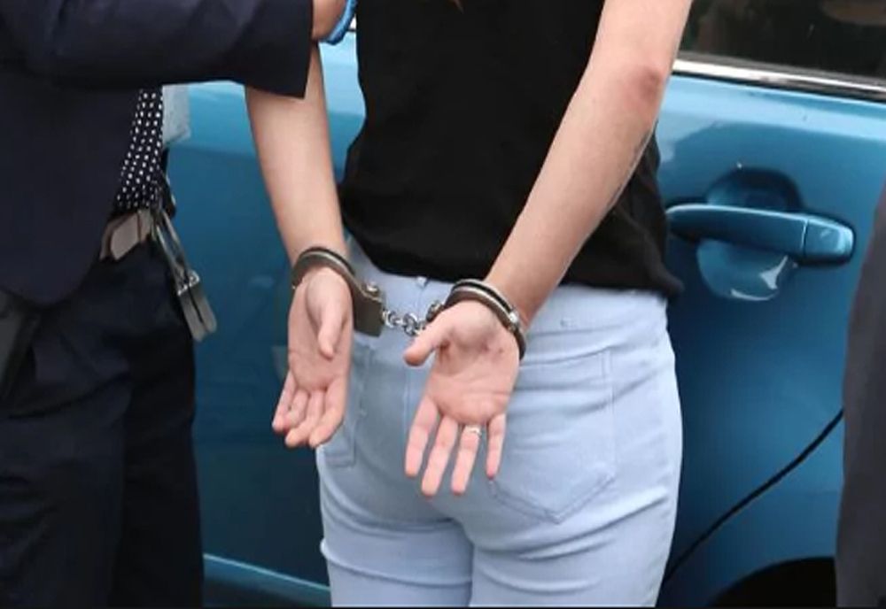 Femeia care s-a răsturnat cu o mașină plină de migranți și apoi a fugit, a ajuns în arest!