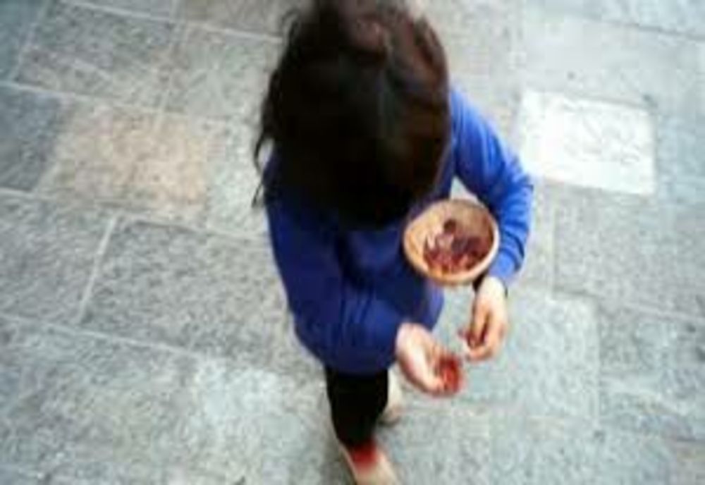 Un cuplu din Ernea își foloseau copii la cerșit în Teiuș