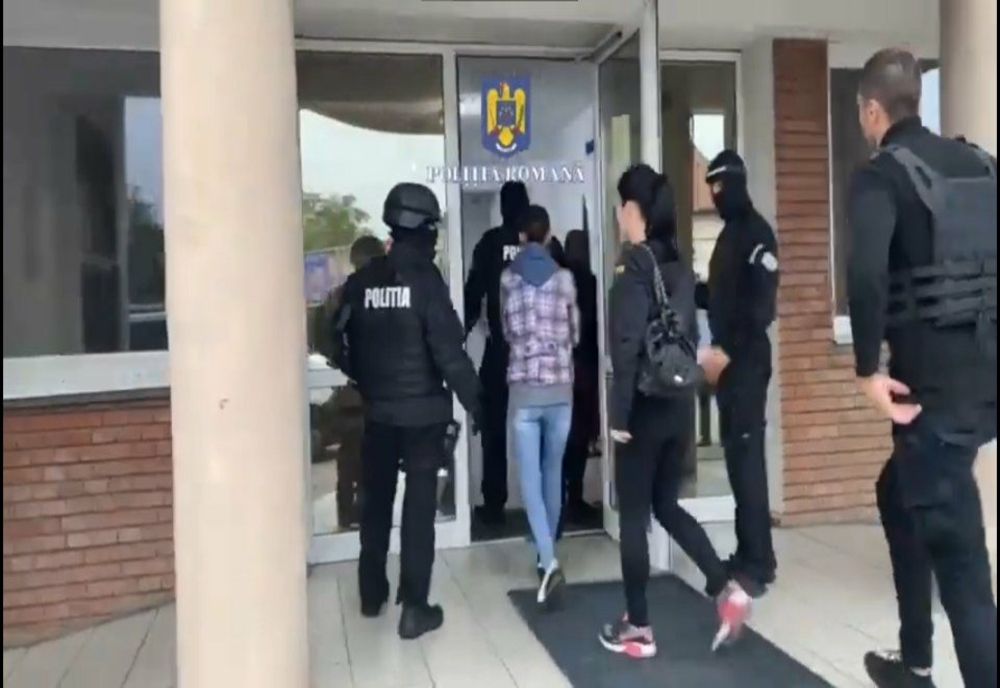 Au furat cardurile unui bătrân și au jucat la pariuri online