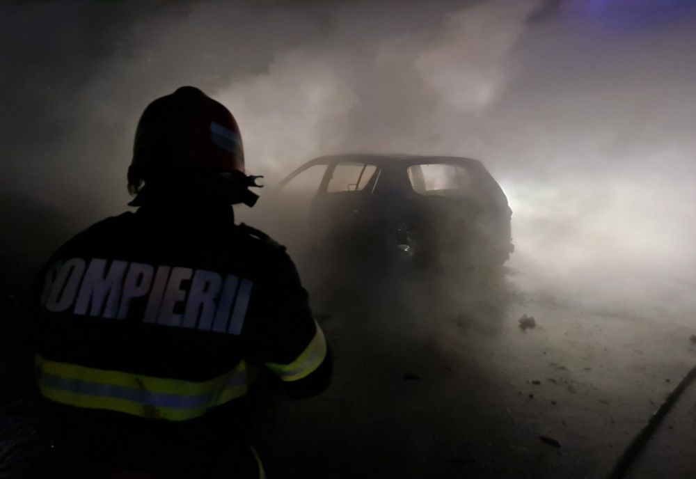 O mașină a ars ca o torță pe un drum din Alba