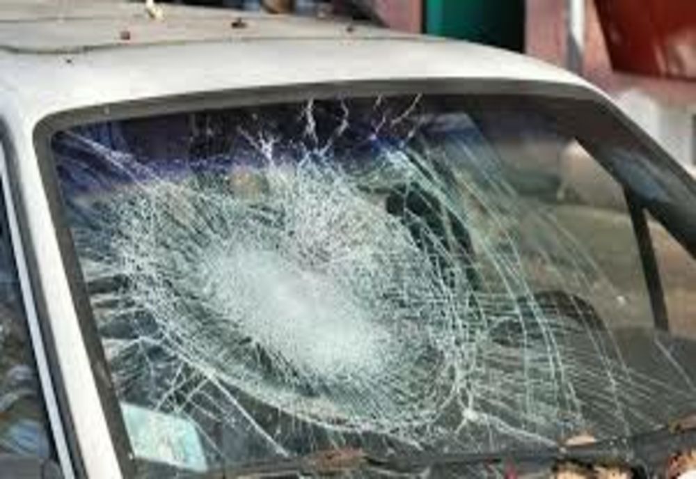 Și-a vărsat nervii pe o mașină parcată! A fost liniștit în arest