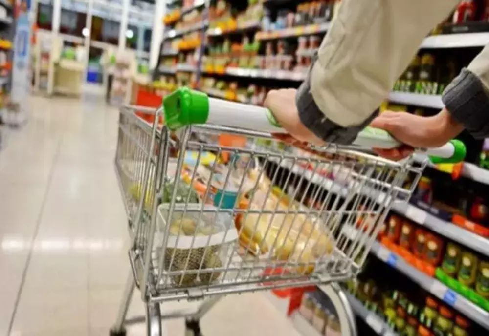 Românii cumpără mai rar sau în cantități mai mici. Oamenii vânează reducerile, din cauza scumpirilor uriașe