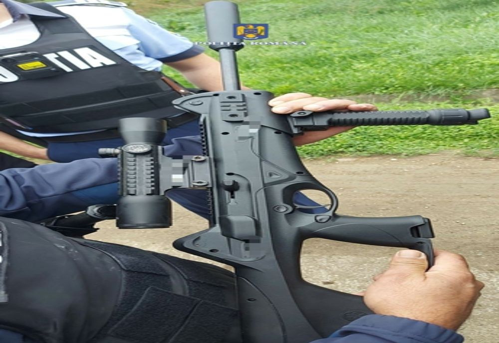 Arme neletale, deținute ilegal, descoperite în urma unor percheziții
