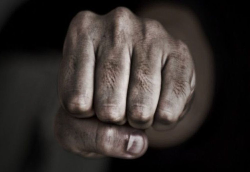 Și-a luat vecinul la bătaie