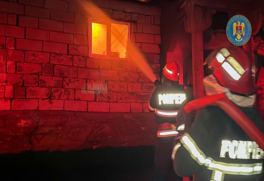 Incendiu la acoperișul unei anexe. Pompierii intervin pentru stingere