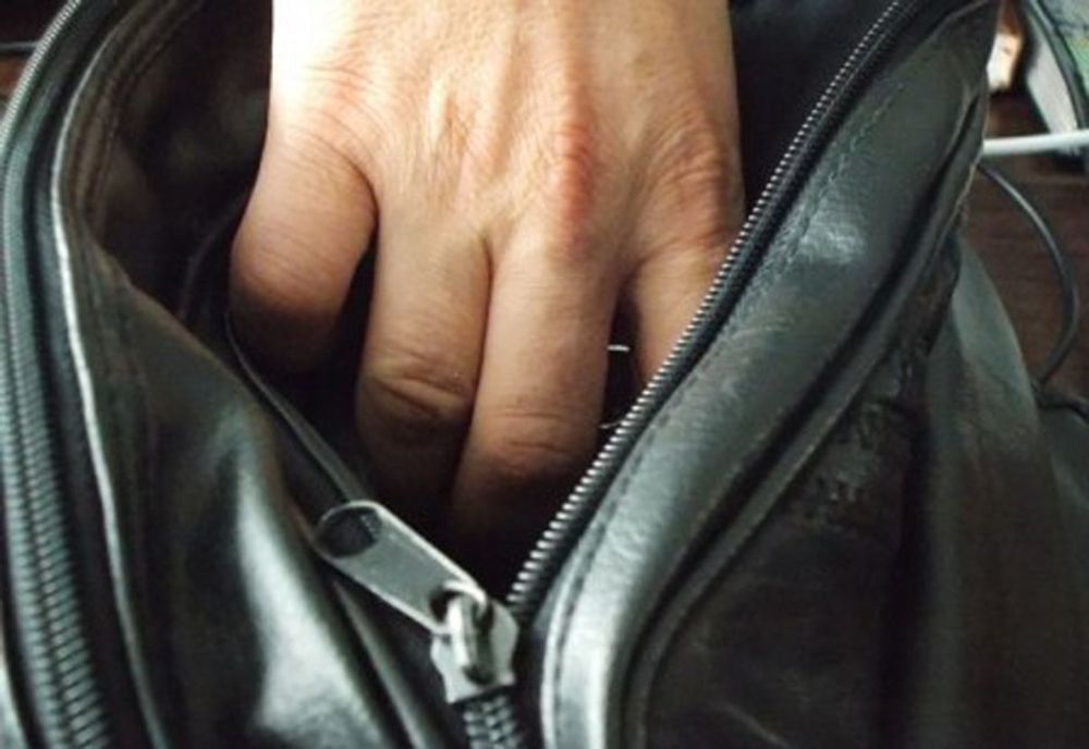 Un tânăr din Cugir a ușurat o vânzătoare de 800 de lei