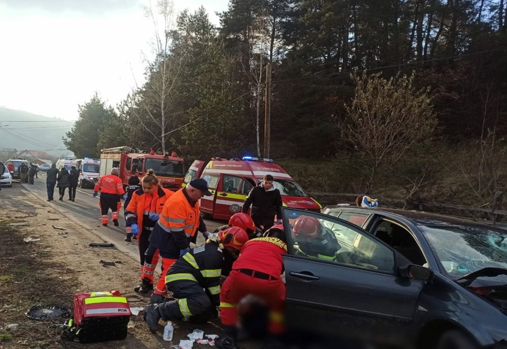 Două autoturisme implicate într-un accident rutier la Bistra