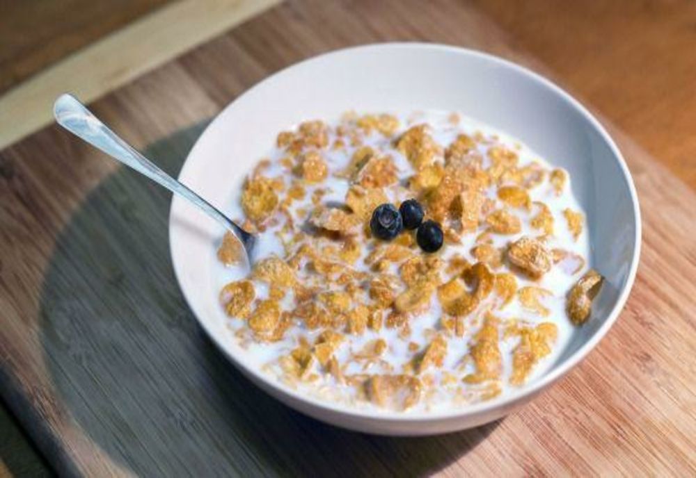 Vrei să slăbești, dar la micul dejun mănânci cereale cu lapte? Iată unde greșești