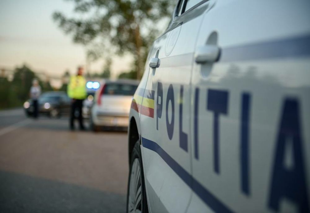 Șofer agresiv, oprit de poliție pe autostrada A10. A intrat cu forța peste polițiști în mașină ca să-și ia actele