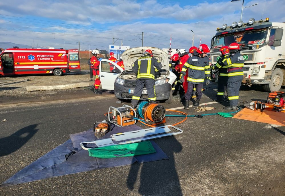 ACCIDENT pe șoseaua de centură a municipiului Alba Iulia. Impact între un autoturism și un camion