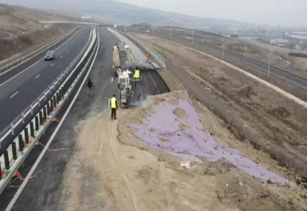 Alunecare de teren pe autostrada A10. Cauza: acumulare de apă "neașteptată și imprevizibilă"