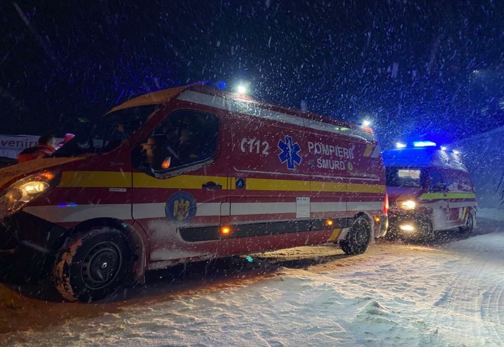 Mașini blocate! Copaci și stâlpi căzuți pe carosabil