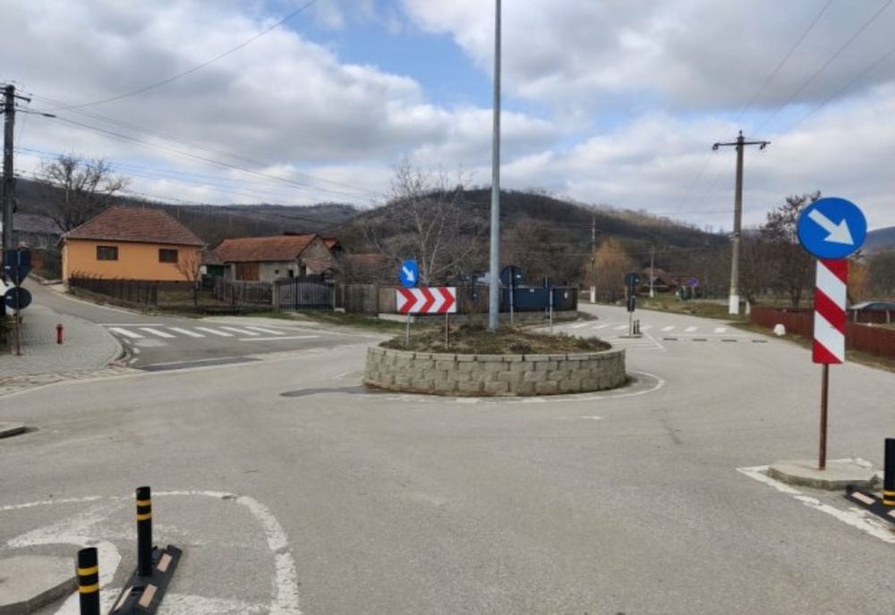 Sens giratoriu "fără sens" într-un sat din Alba cu 300 de locuitori
