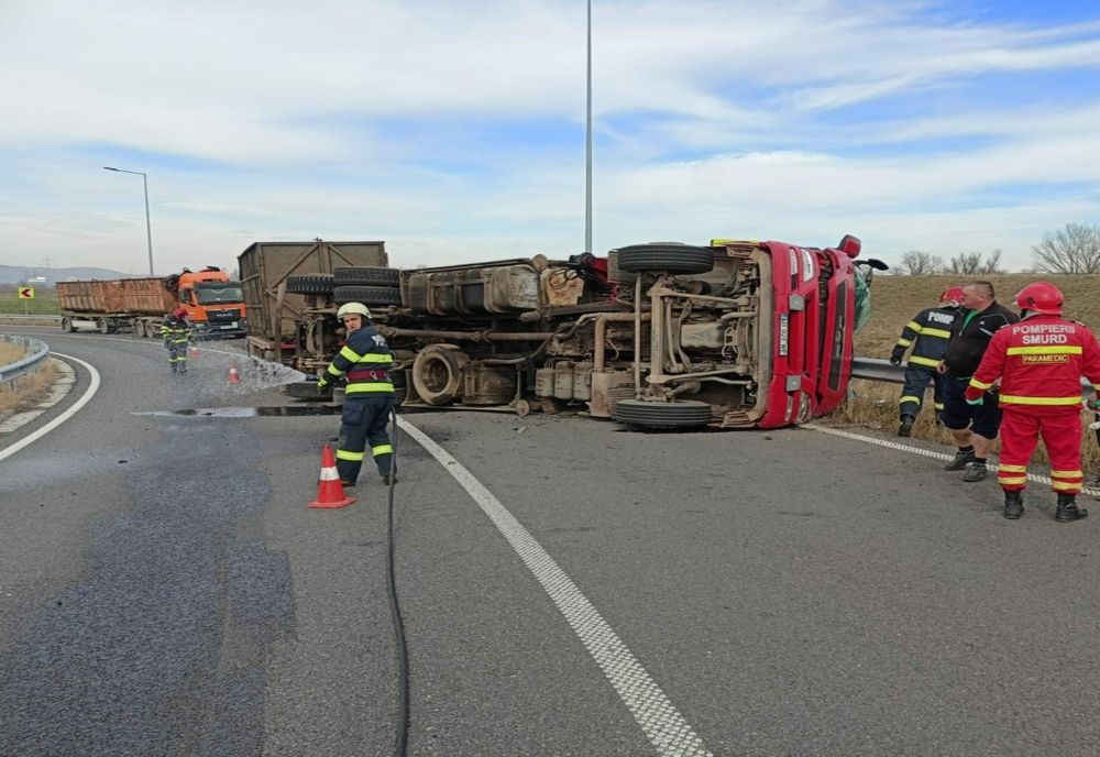 TIR încărcat cu fier vechi, răsturnat la ieșirea Alba Sud