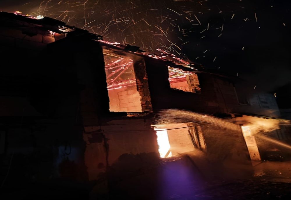 Moarte cruntă pentru un bărbat imobilizat la pat! Și-a găsit sfârșitul în flăcările care i-au cuprins locuința