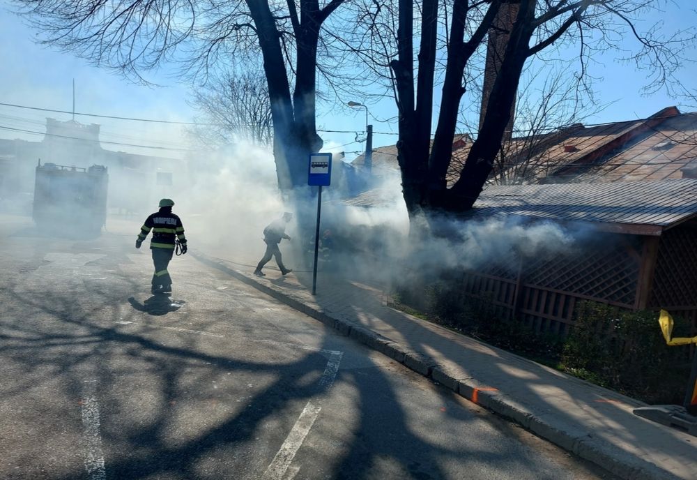 ULTIMĂ ORĂ: incendiu la o terasă din Alba Iulia