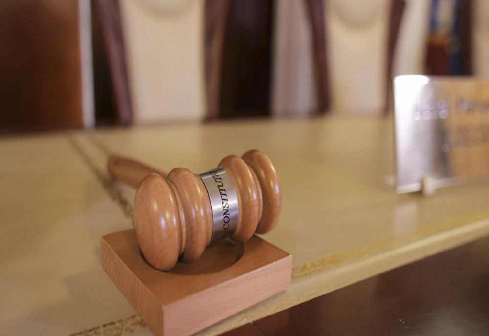 Peste un an de închisoare pentru un bărbat care a furat băutură din magazine