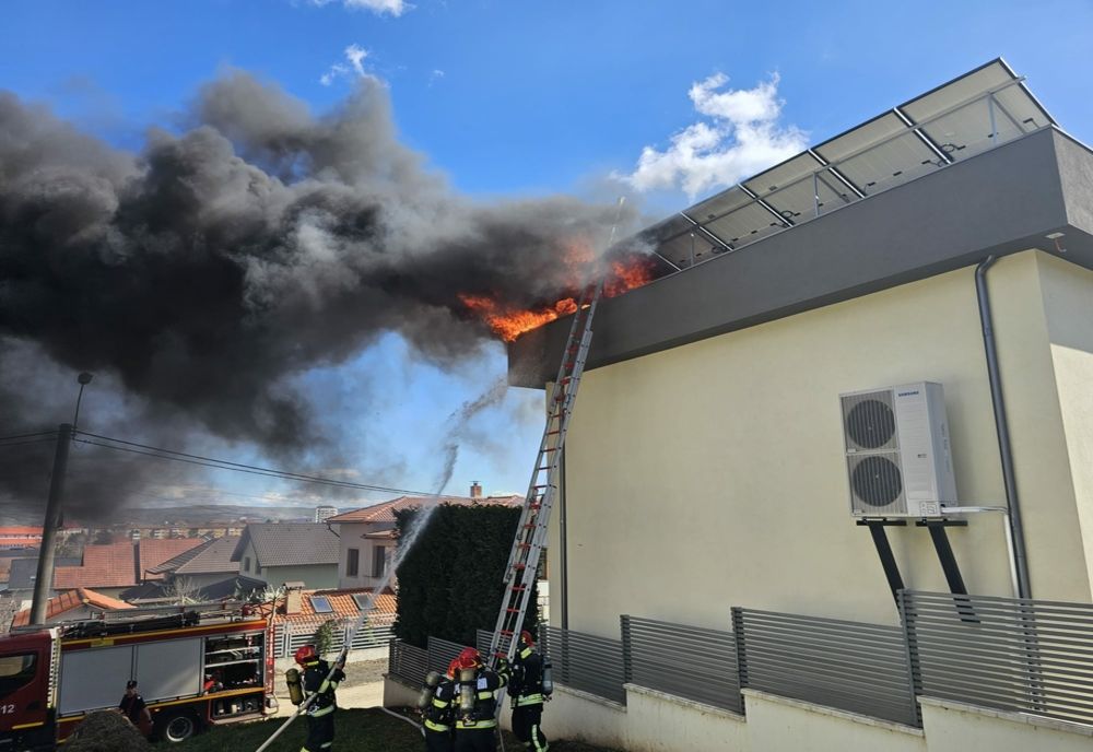 Un incendiu a cuprins mai multe panouri fotovoltaice la o casă din Alba Iulia