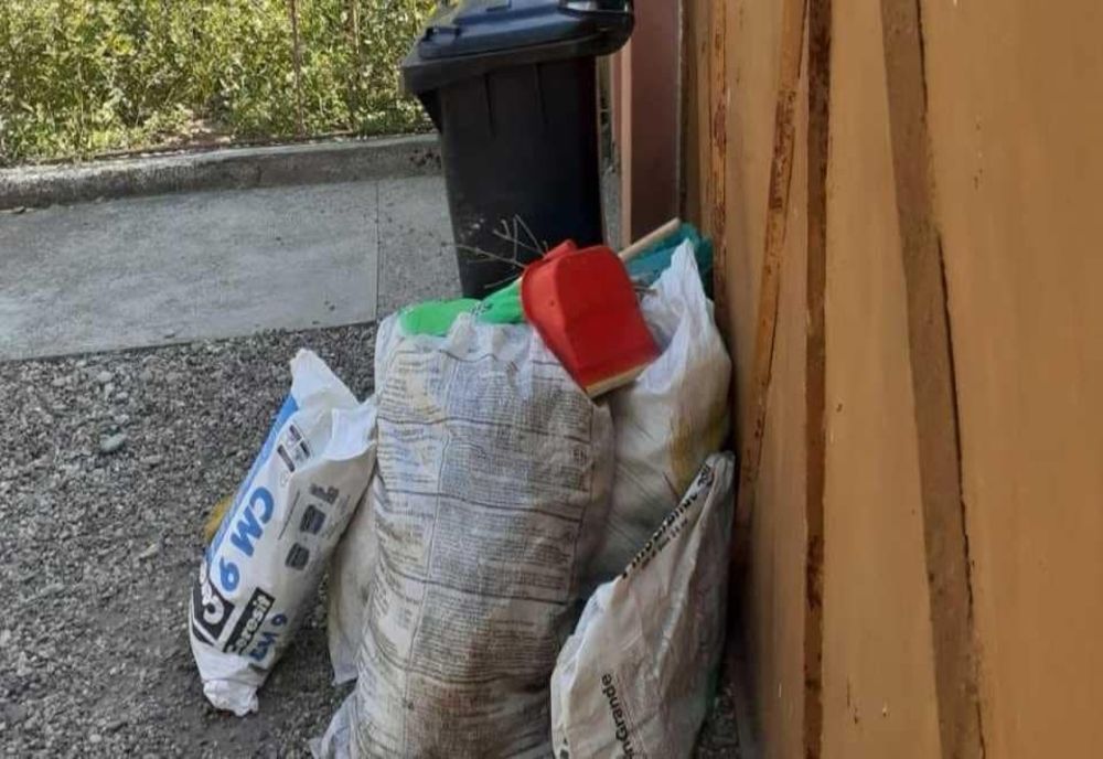 Dosare penale pentru 4 persoane care aruncau deșeuri într-un pârâu