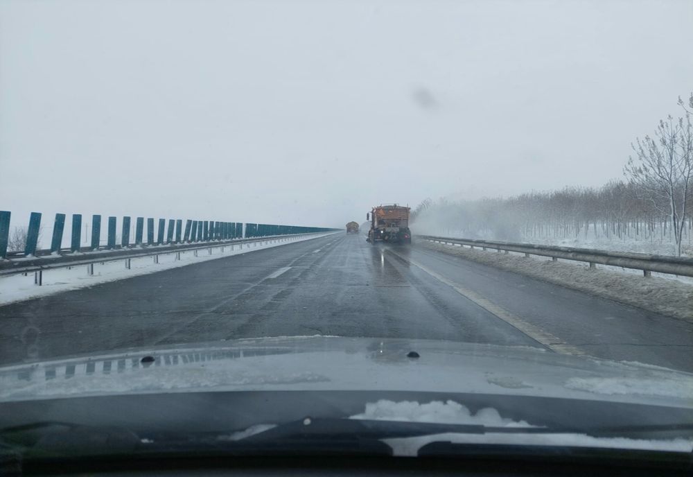 VIDEO Lapoviță și ninsoare pe mai multe drumuri din centrul țării