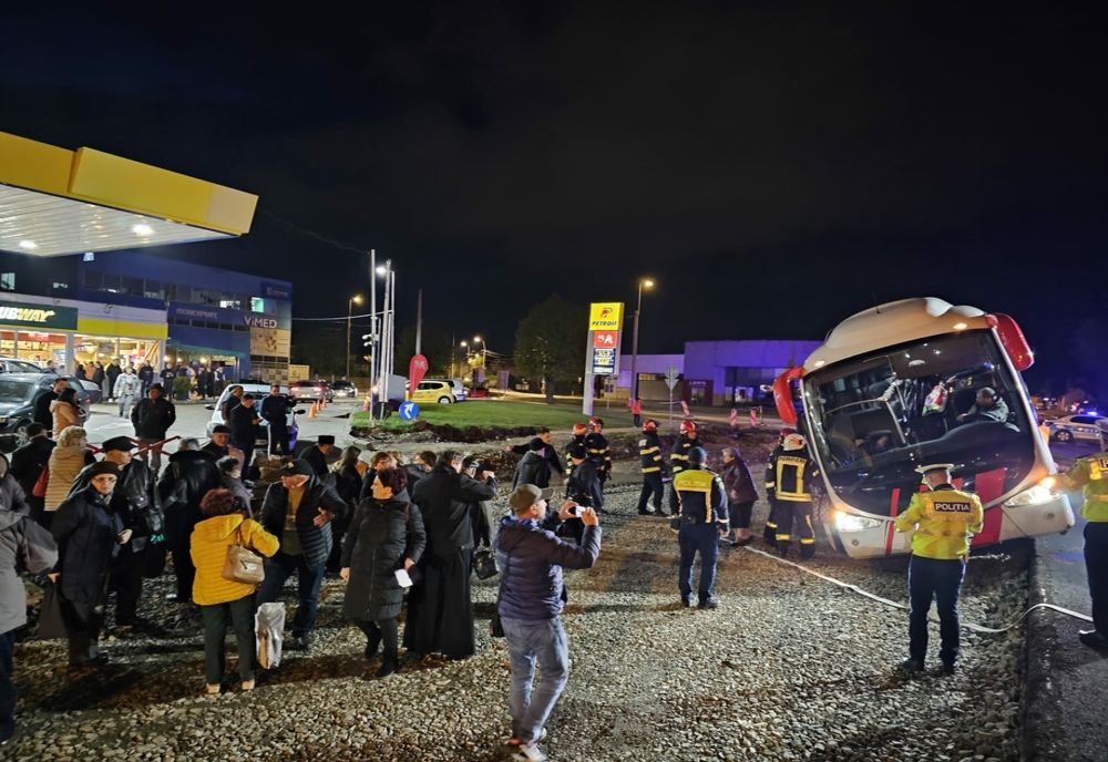 Un autocar cu 55 de persoane a derapat pe o stradă din Alba Iulia. A fost la un pas să se răstoarne - FOTO