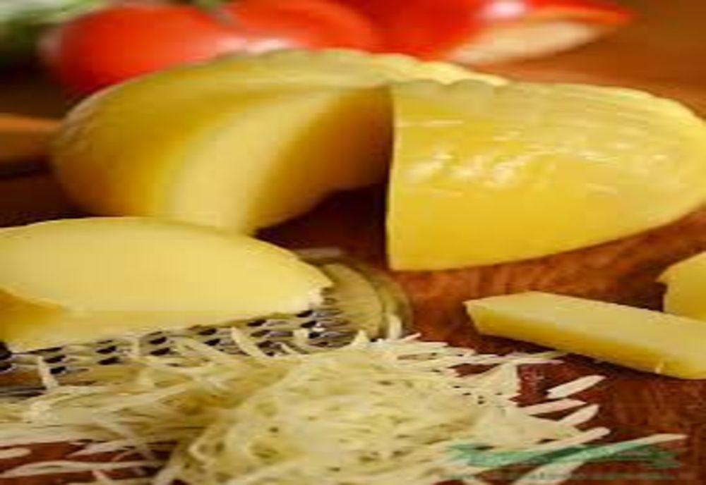 Ce a pățit angajatul unui supermarket din Blaj care a furat o roată de cașcaval