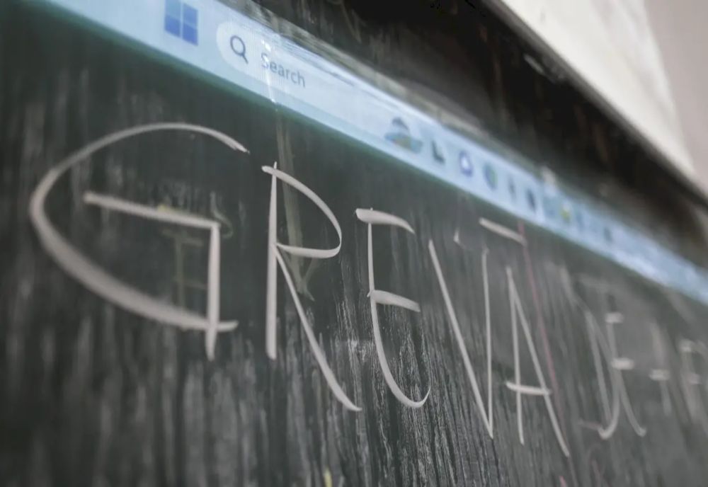 ANUNȚ important pentru profesorii aflați în grevă - Ce se întâmplă cu plata zilelor în minivacanța de Rusalii și contractele de muncă suspendate