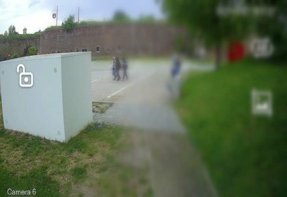 Vandali pe domeniul public: tineri din Alba, surprinși de camere în timp de „pictau” cu spray cu vopsea