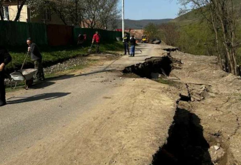 ZECI DE CASE IZOLATE ÎN URMA UNEI ALUNECĂRI DE TEREN, LA LUNCA
