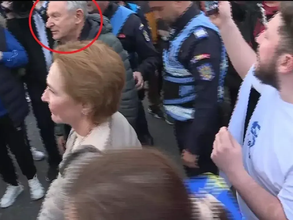 Fostul ministru al Transporturilor Radu Berceanu, huiduit și evacuat de jandarmi de la manifestația pro-Bolojan din Piața Victoriei