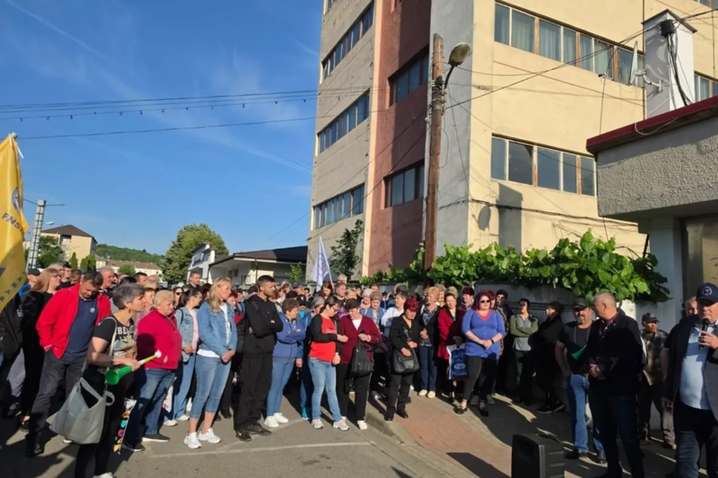 Grevă spontană la Fabrica de Arme Cugir. Angajații sunt revoltați că nu şi-au primit salariile