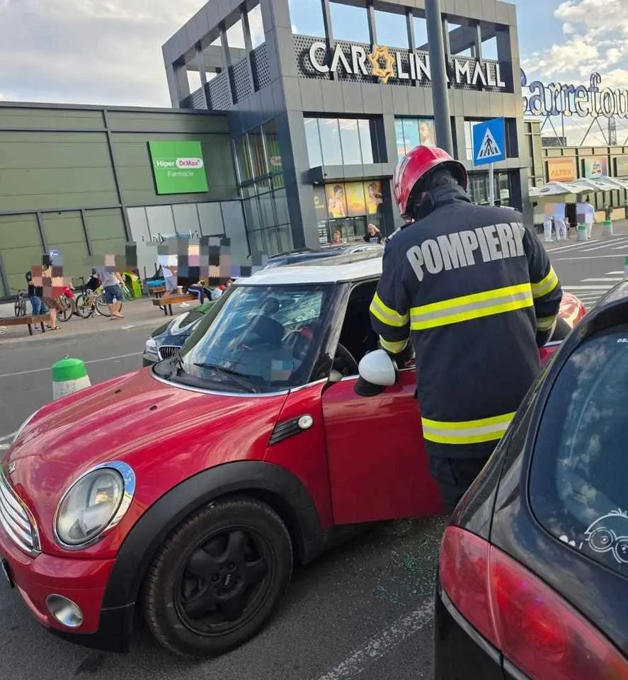 Intervenții neobișnuite ale pompierilor în Alba. Un copil de 1 an și 5 luni, blocat într-o mașină în parcarea unui mall