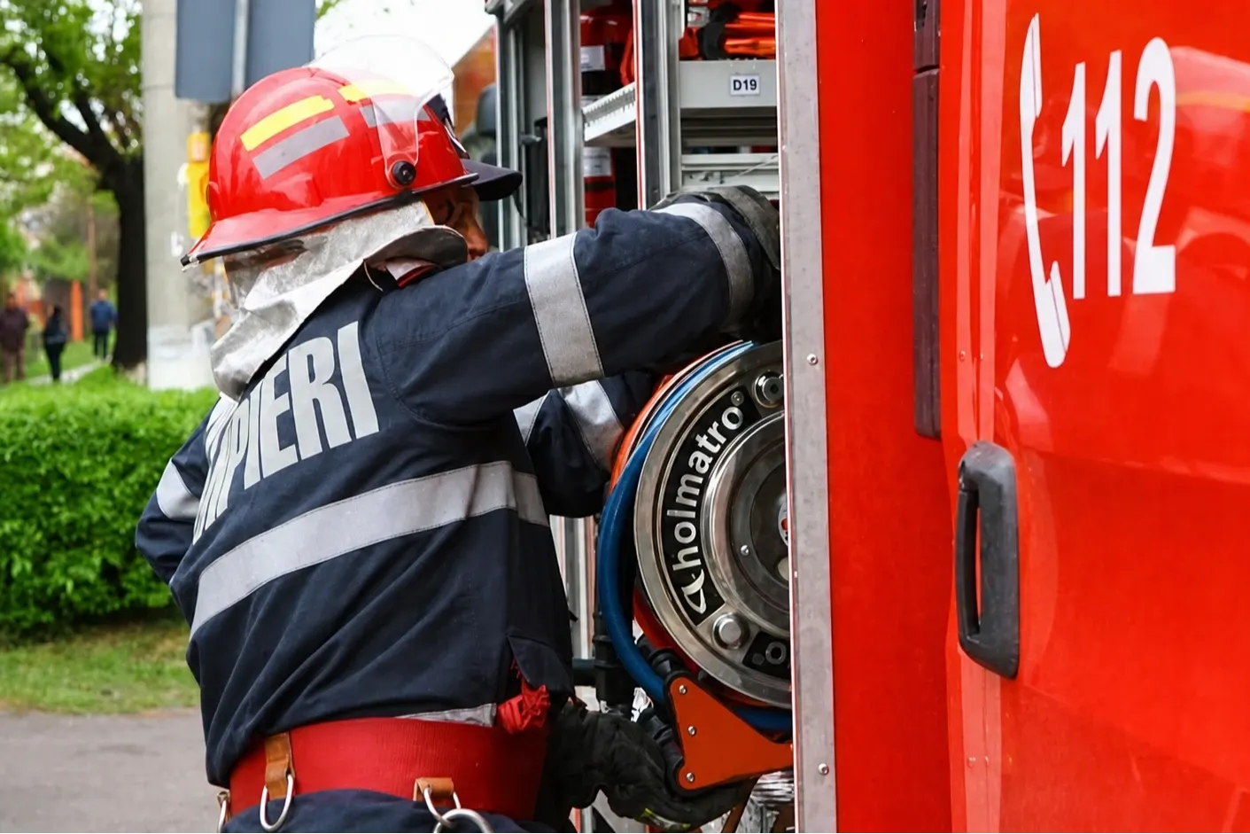Un service auto a fost cuprins de un incendiu masiv în Cugir