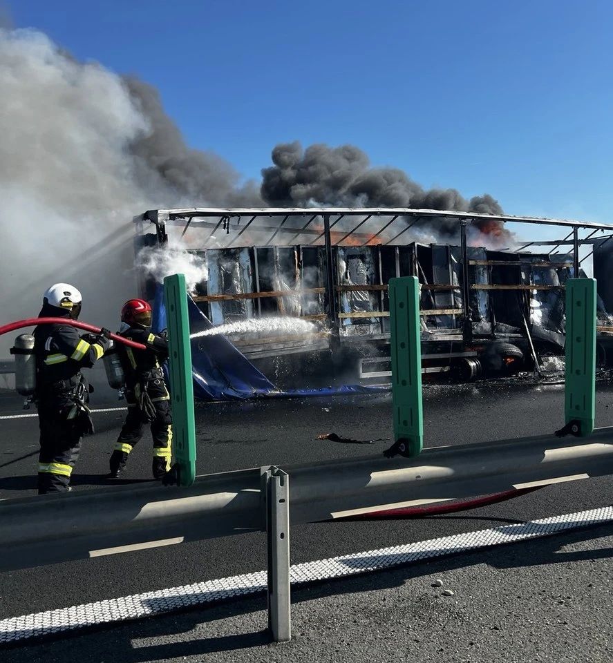 Incendiu puternic pe autostrada A1. Un autotren încărcat cu frigorifice a fost cuprins de flăcări pe sensul Timișoara - Deva