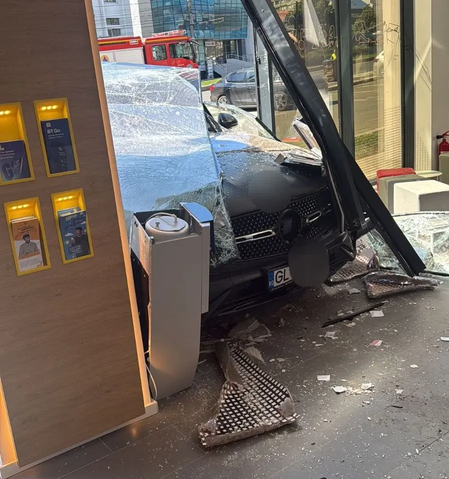 Șoferița care a intrat cu mașina într-un bancomat din Galați este soția fostului ministru Victor Paul Dobre. O persoană a fost rănită