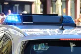 Bărbat din Alba, reținut după ce și-ar fi stropit partenera cu benzină. Polițiștii au găsit arme ilegale în locuință