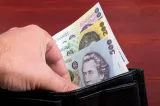 Nouă înșelăciune prin telefon. Poliția Română avertizează: Nu vă retrageți economiile din bancă!