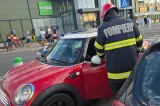 Intervenții neobișnuite ale pompierilor în Alba. Un copil de 1 an și 5 luni, blocat într-o mașină în parcarea unui mall